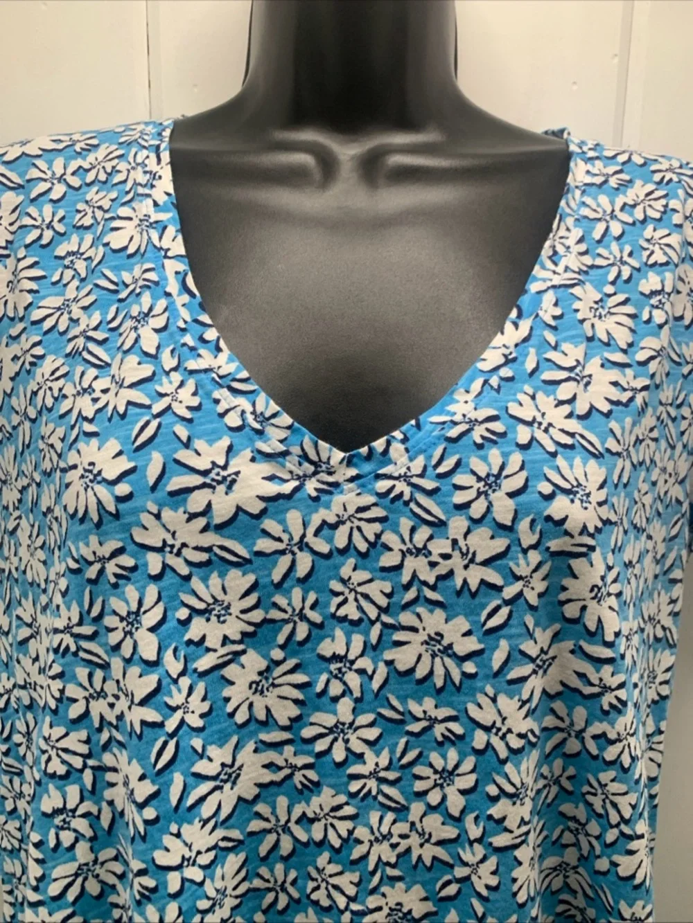 Lilly Pulitzer Top Women's M Luna Blue Etta V-Neck Cotton Tee Palm Beach Petals